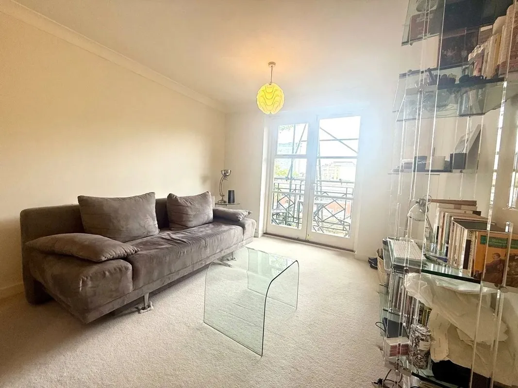 Flat Brompton Park Crescent in Greater London