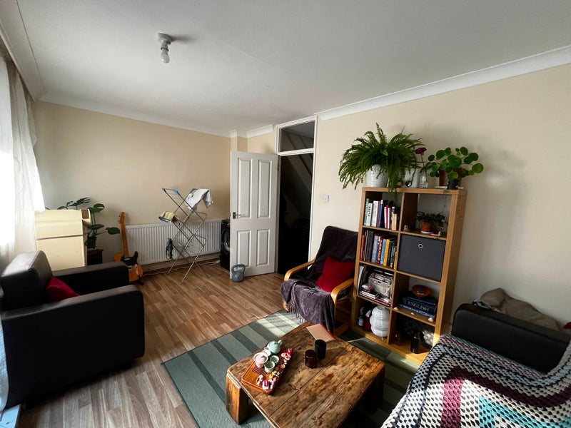 Room Barnabas Road in Greater London