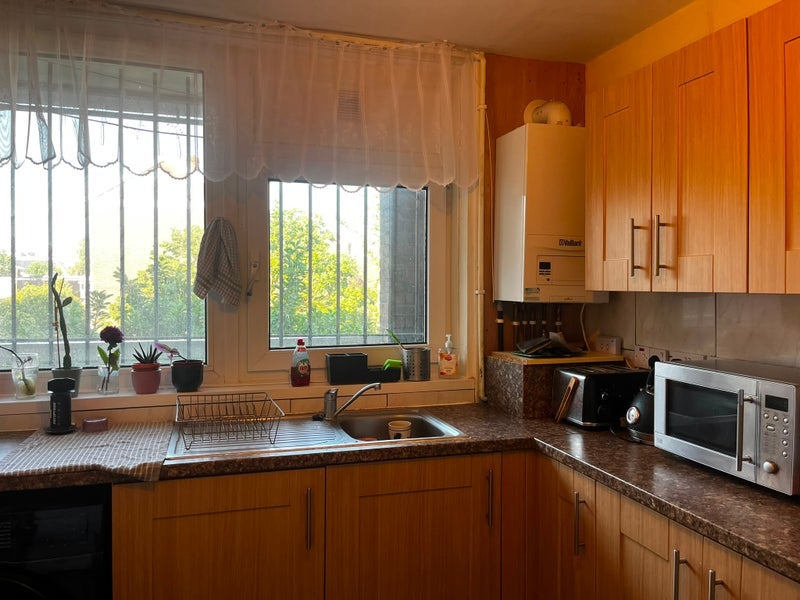 Room Barnabas Road in Greater London