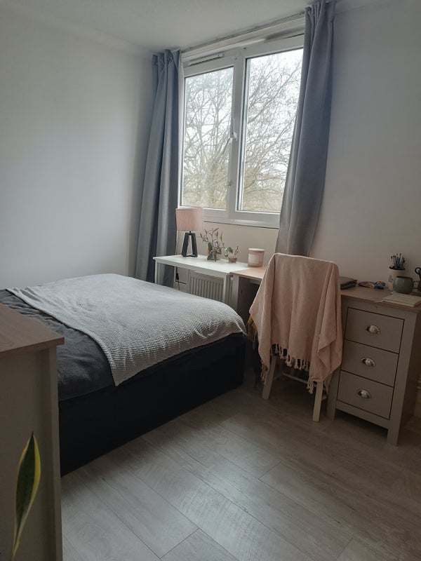 Room Thomas Baines Road in Greater London