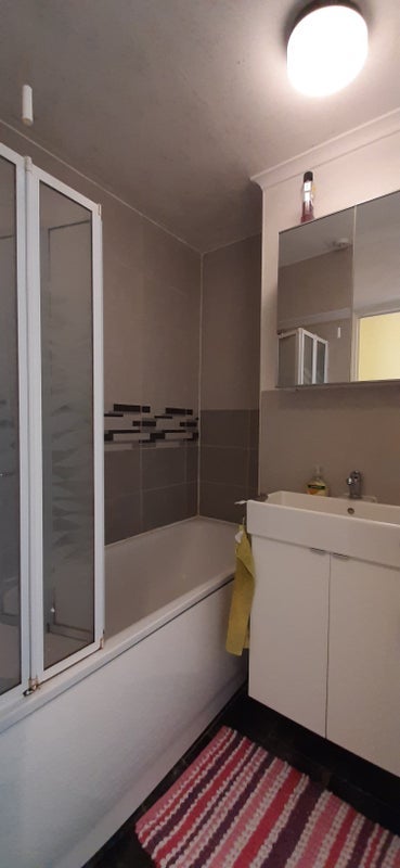 Room Thomas Baines Road in Greater London