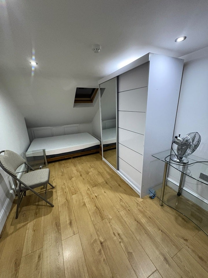 Room Byron Avenue in Greater London