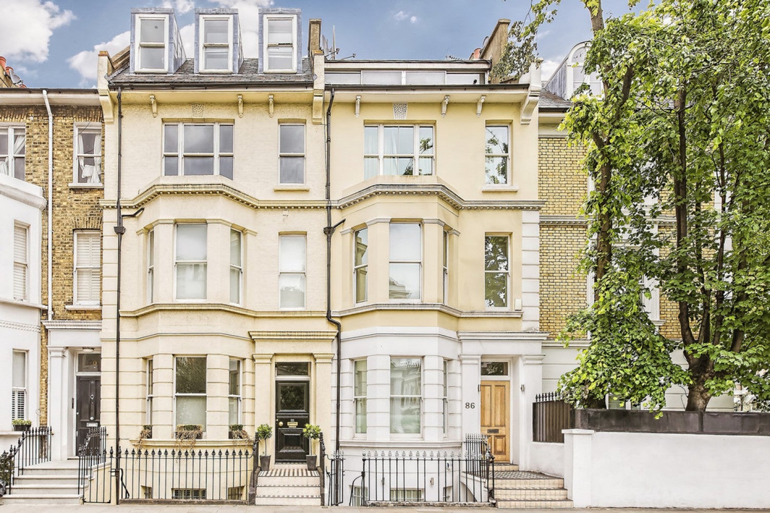 Flat Elm Park Road in Greater London