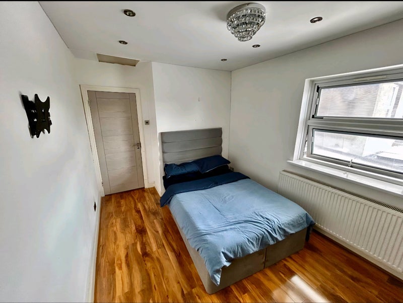 Room Copeland Road in Greater London