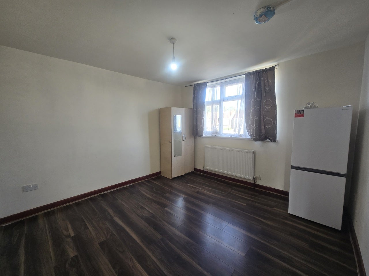 Flat Kathleen Avenue in Greater London