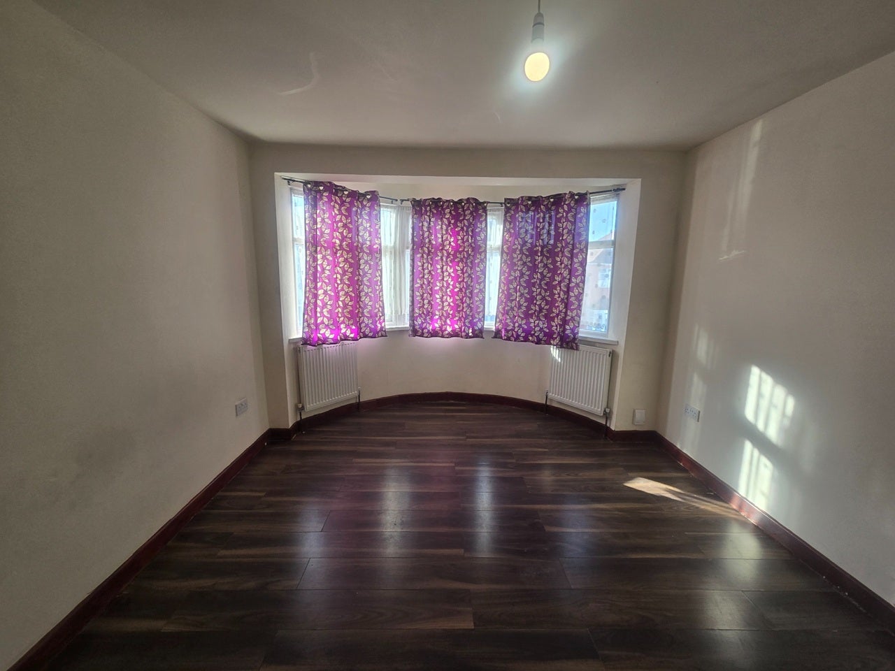 Flat Kathleen Avenue in Greater London
