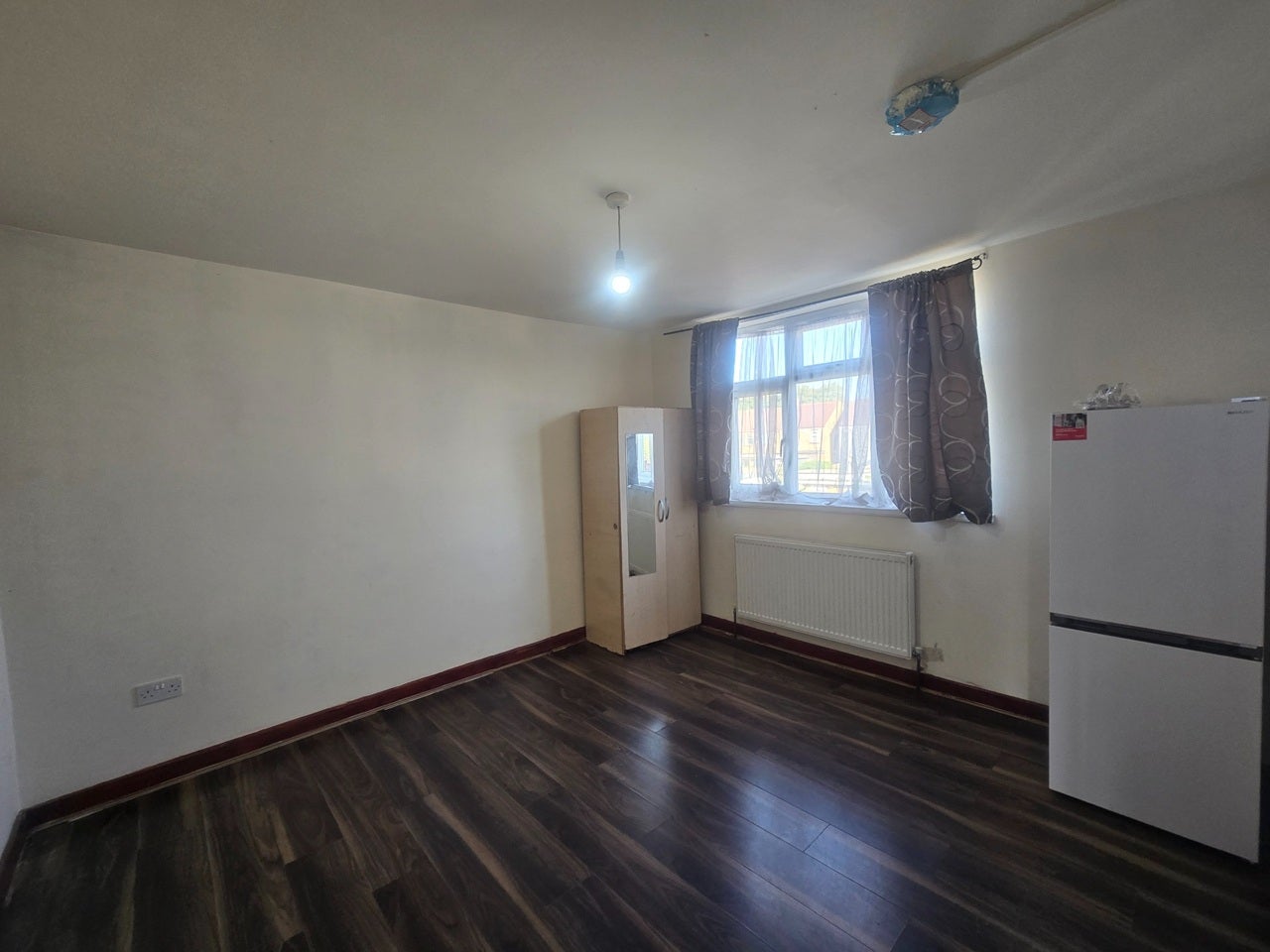 Flat Kathleen Avenue in Greater London