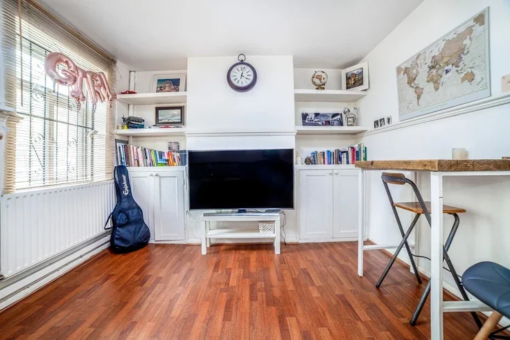 Flat Clapham Road Estate in Greater London