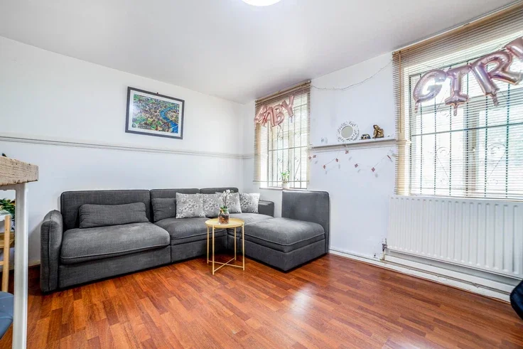 Flat Clapham Road Estate in Greater London