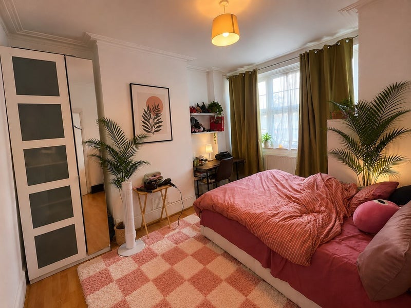 Room Ingram Road in Greater London