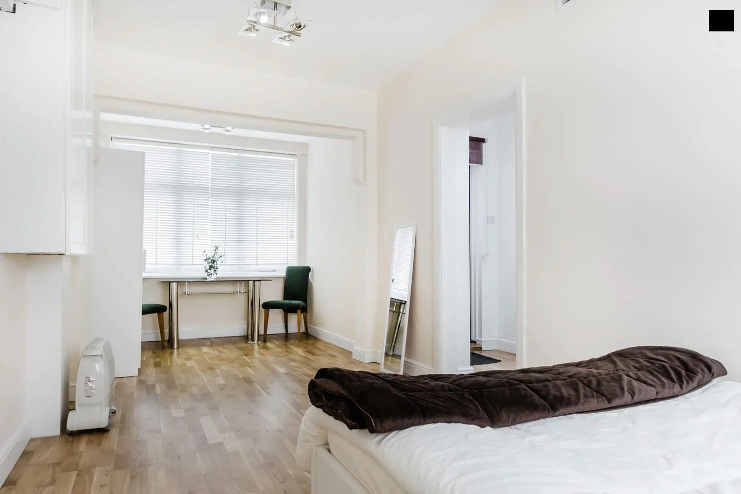 Flat Highfield Gardens in Greater London