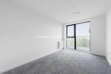 Flat Lakeside Drive in Greater London