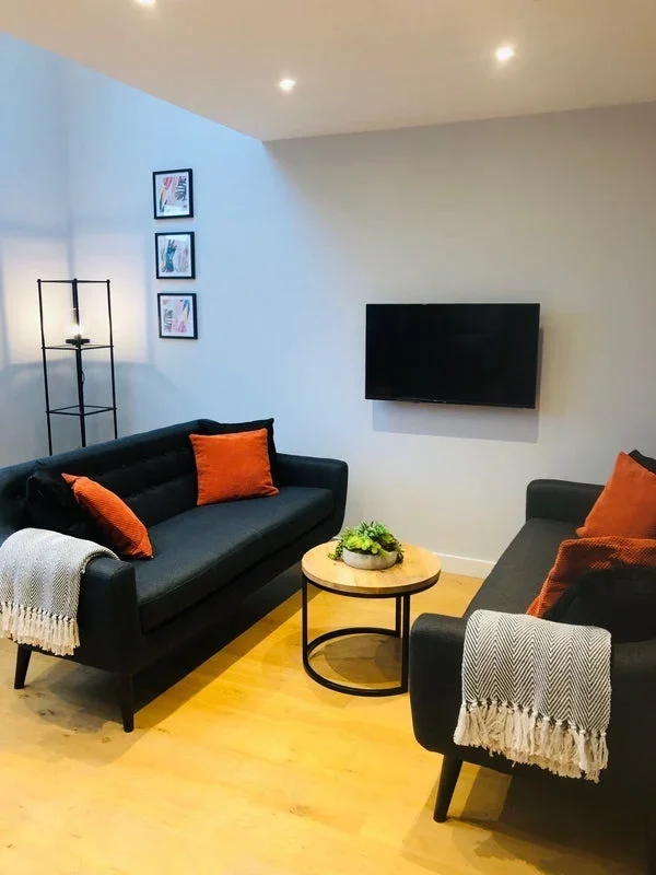 Room Aldbourne Road in Greater London