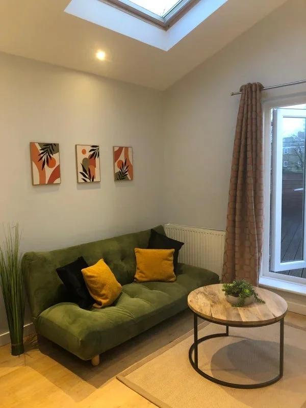 Room Aldbourne Road in Greater London