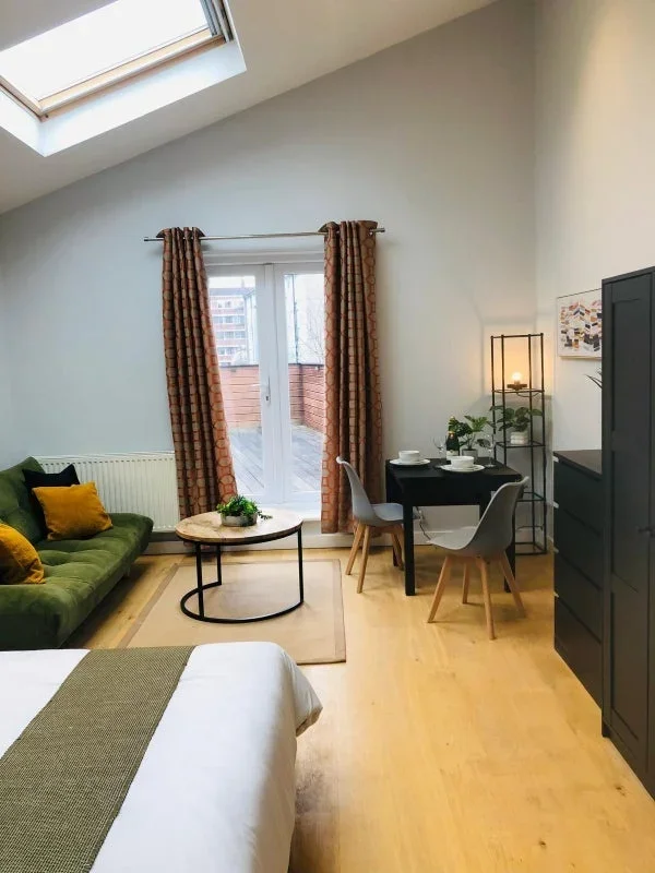 Room Aldbourne Road in Greater London