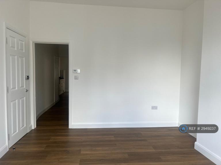 Flat Whitestile Road in Greater London