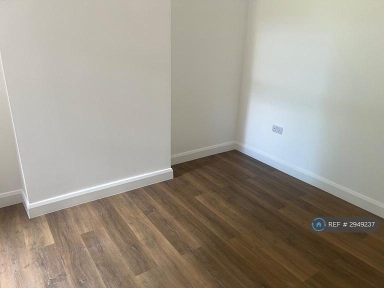 Flat Whitestile Road in Greater London