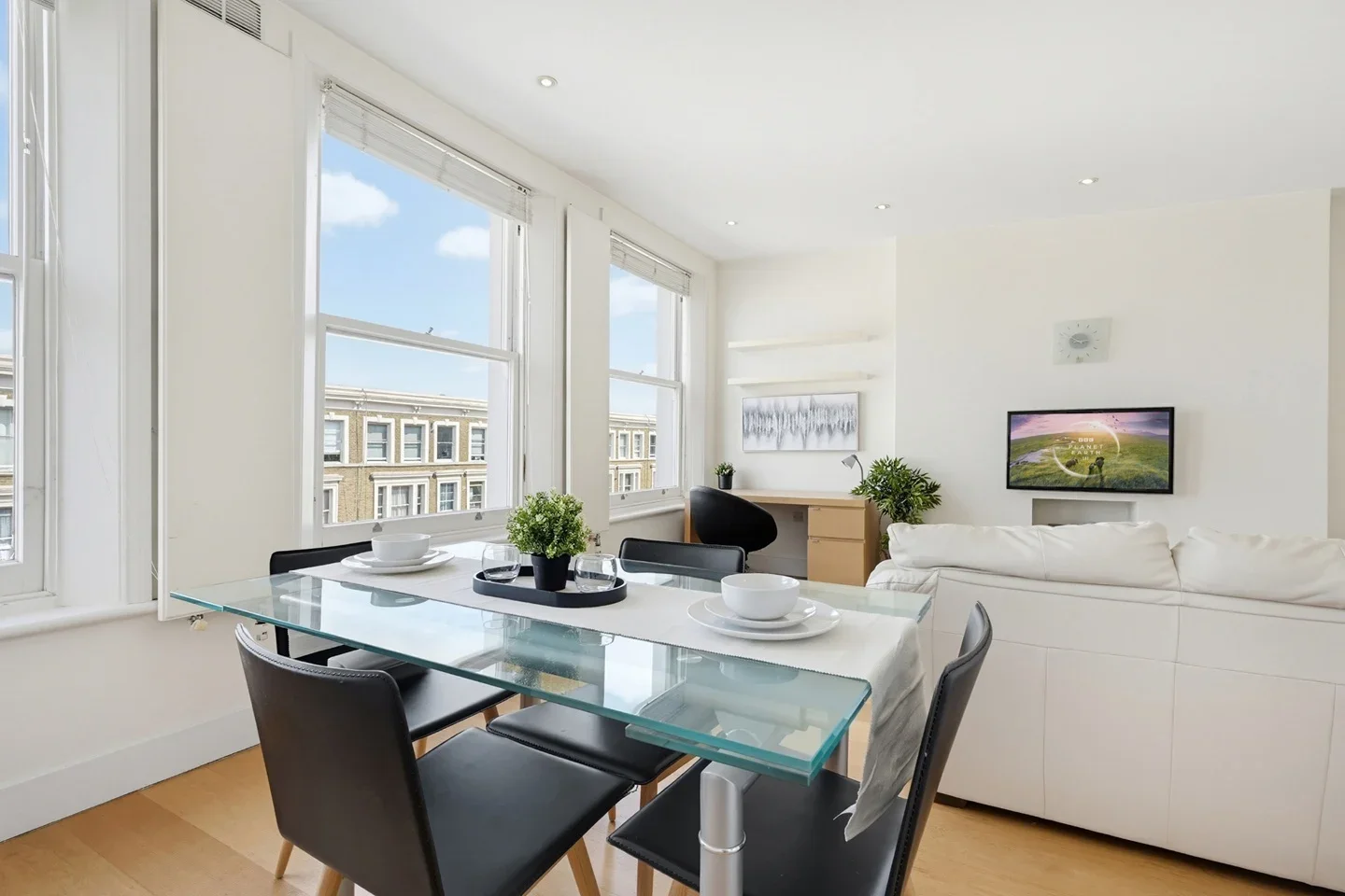 Flat Longridge Road in Greater London