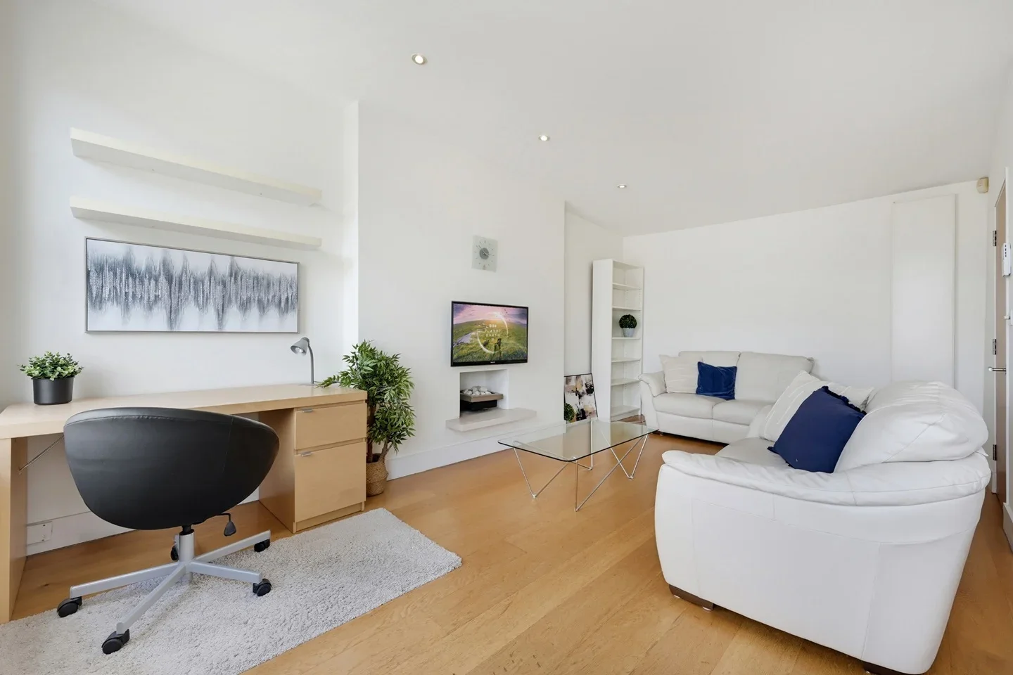Flat Longridge Road in Greater London