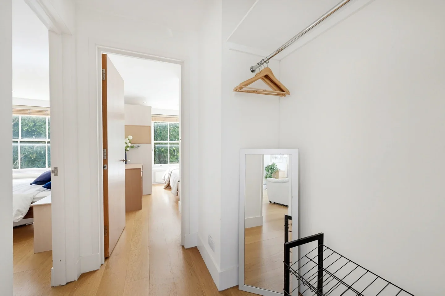 Flat Longridge Road in Greater London
