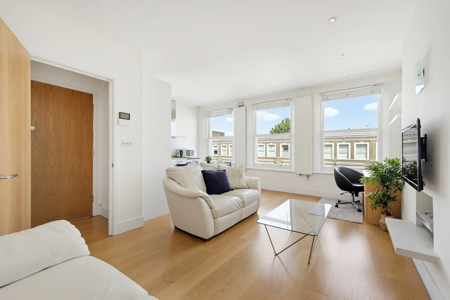 Flat Longridge Road in Greater London