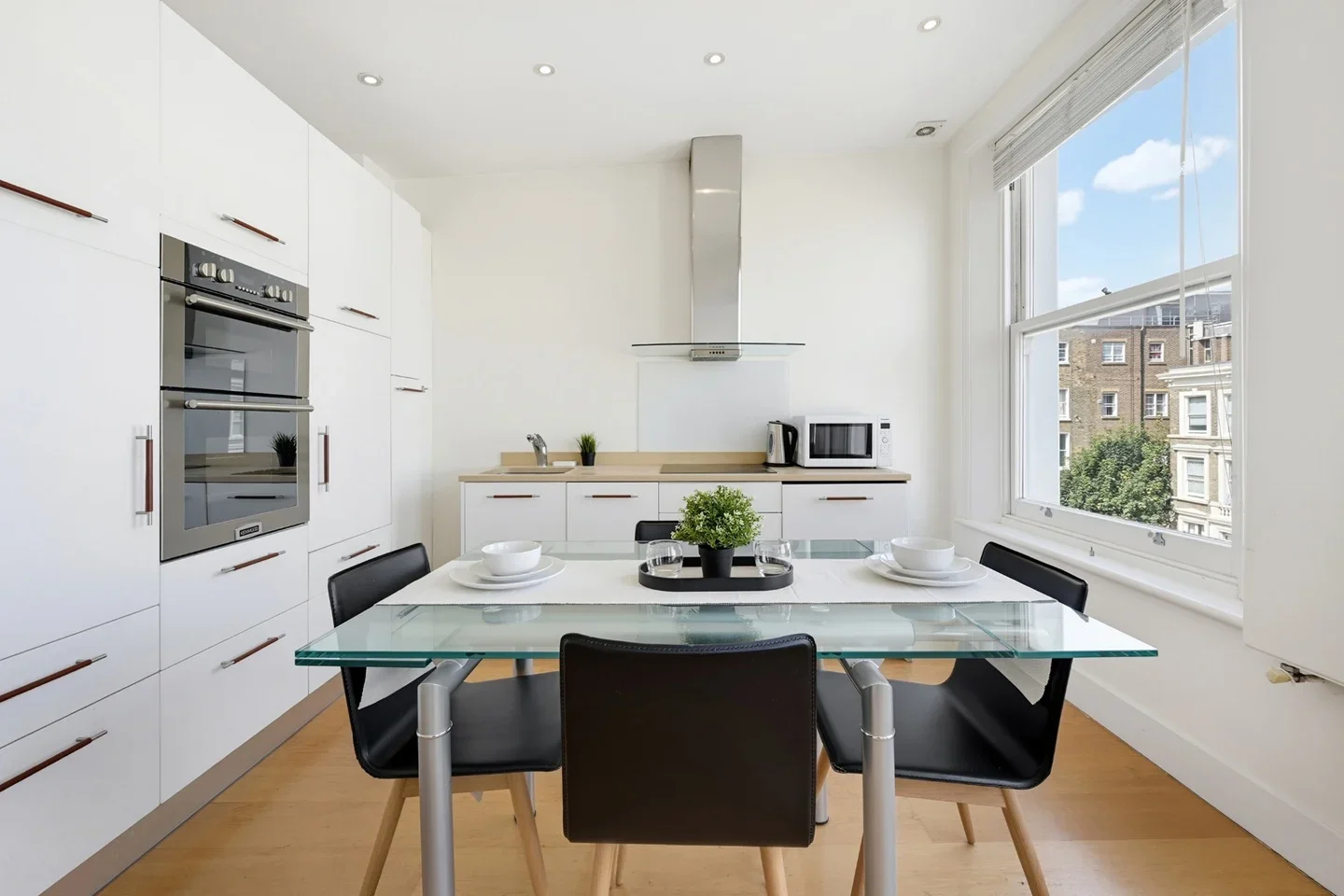 Flat Longridge Road in Greater London