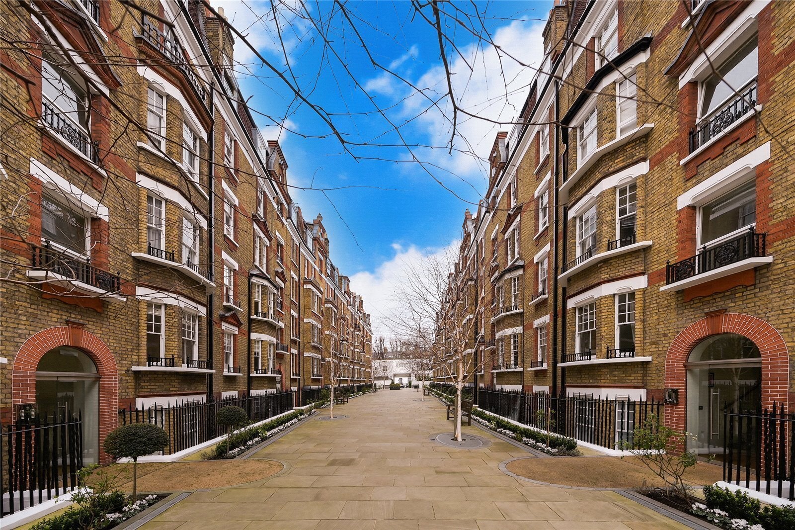 Flat Bull's Gardens in Greater London
