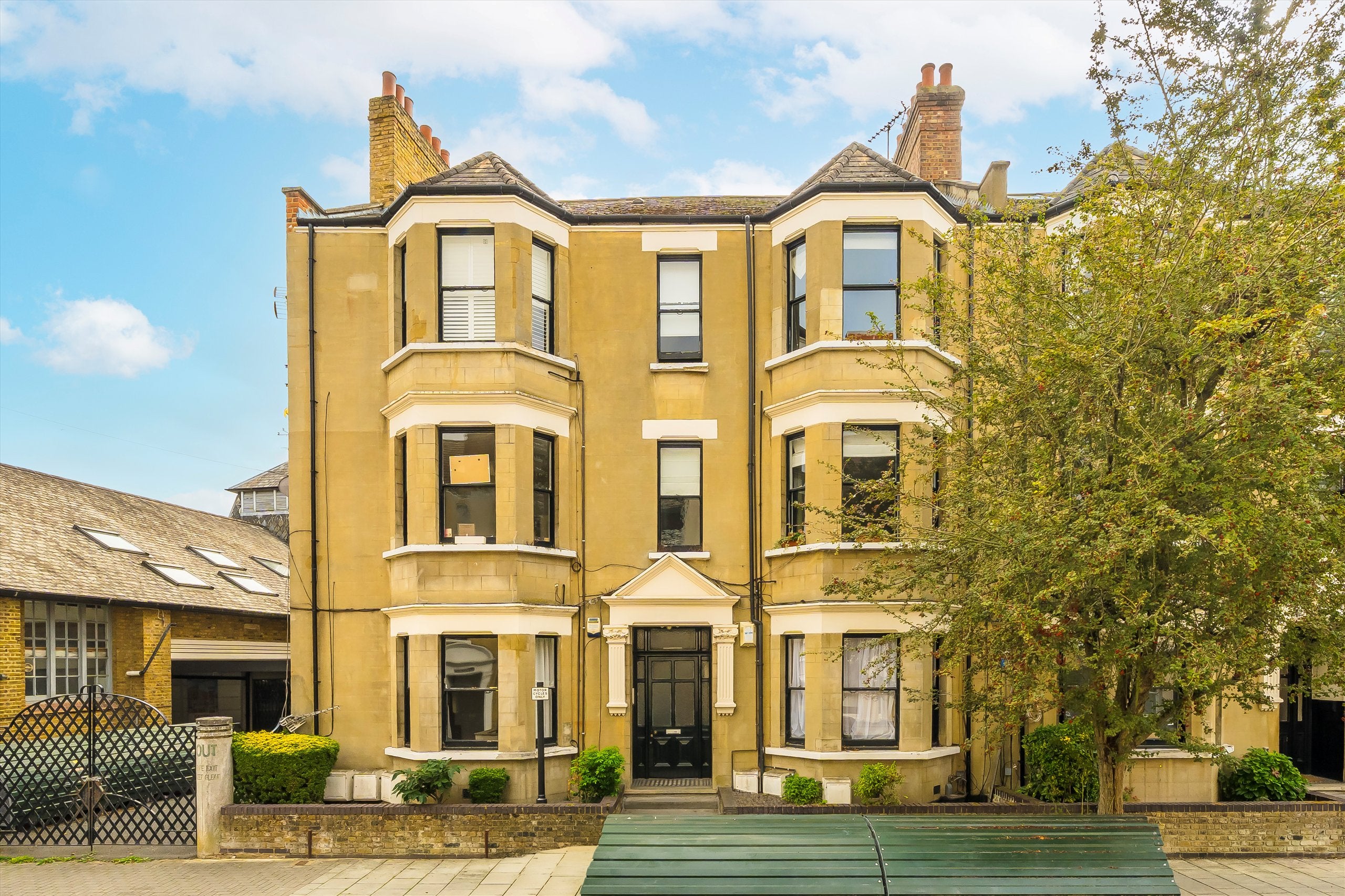 Flat Mowll Street in Greater London