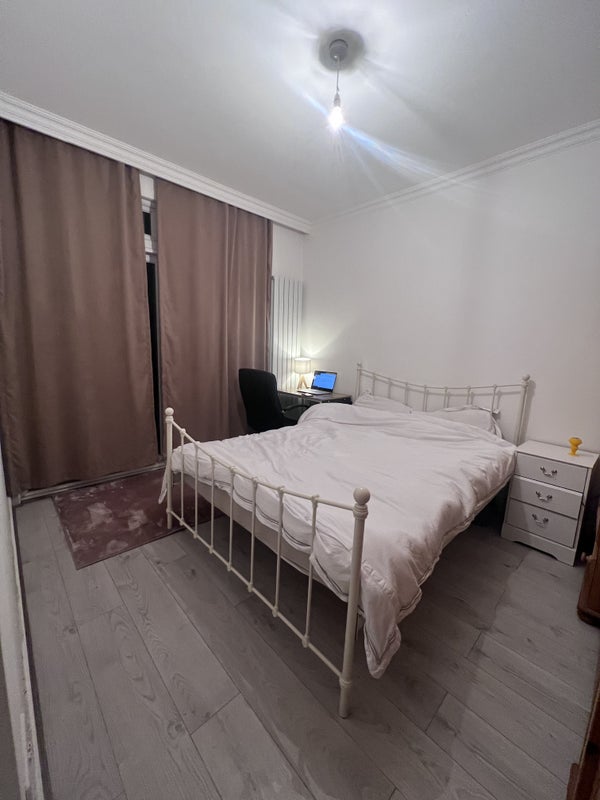 Room Evesham Road in Greater London