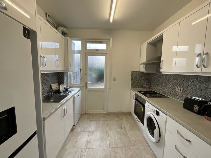 Room Evesham Road in Greater London