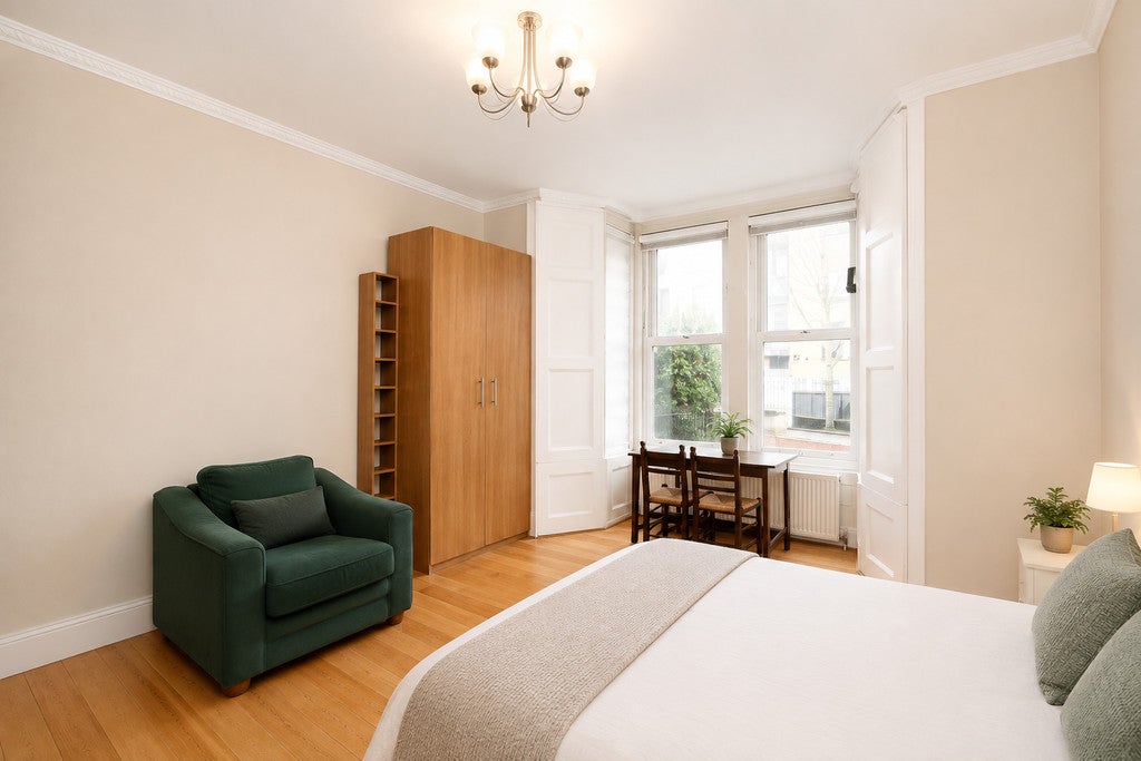Flat Brownswood Road in Greater London