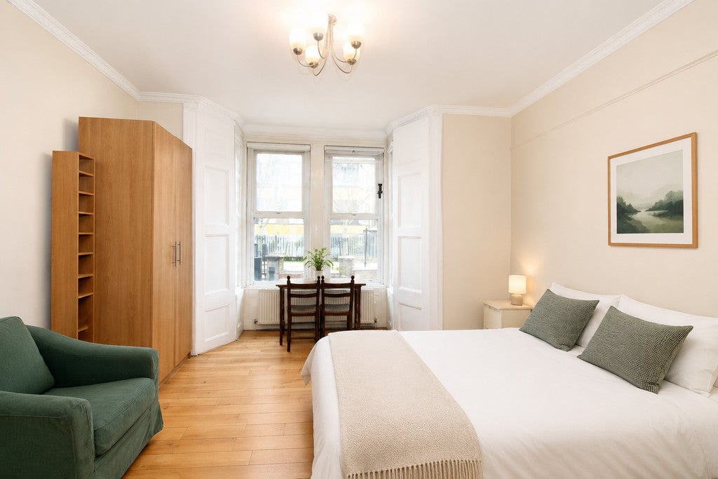 Flat Brownswood Road in Greater London