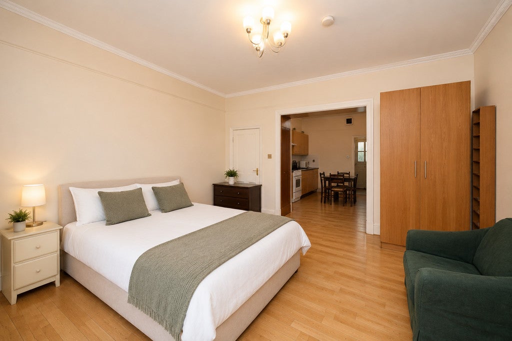 Flat Brownswood Road in Greater London