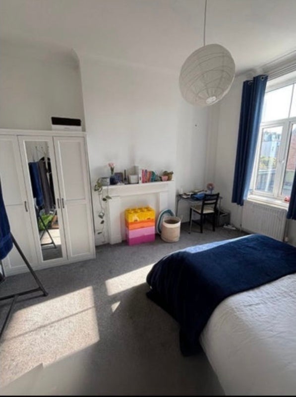Room Battersea Park Road in Greater London