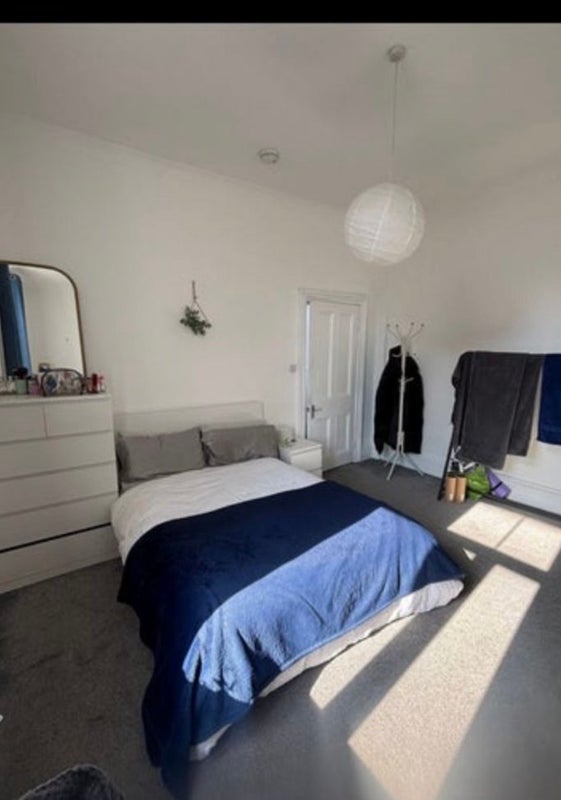 Room Battersea Park Road in Greater London