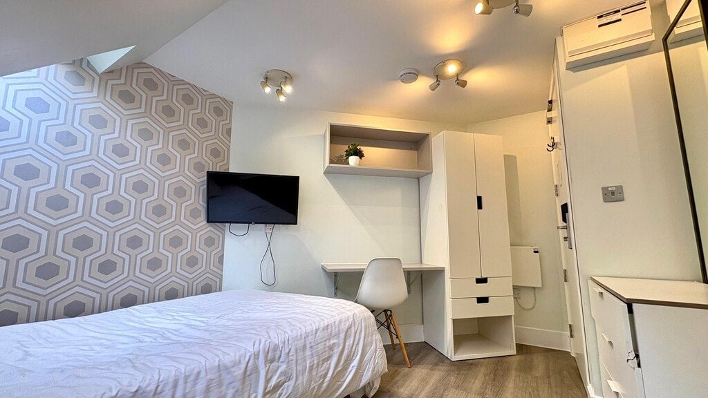 Room Gunnersbury Lane in Greater London