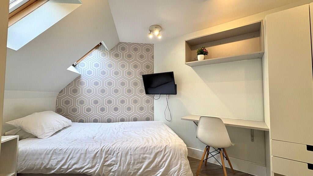 Room Gunnersbury Lane in Greater London