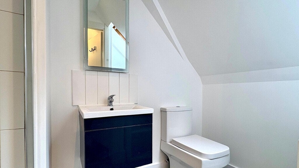 Room Gunnersbury Lane in Greater London