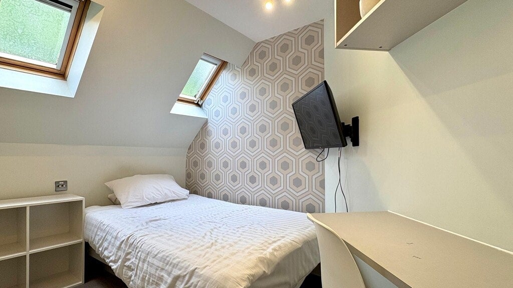 Room Gunnersbury Lane in Greater London