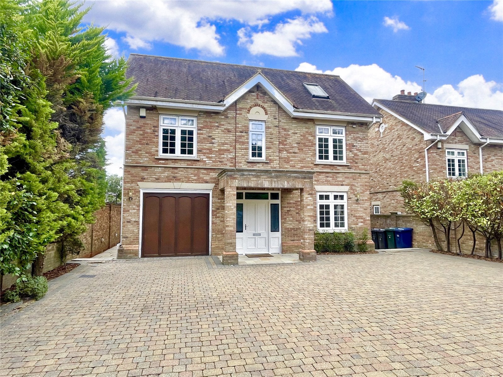 House Rowley Bank Farm in Greater London