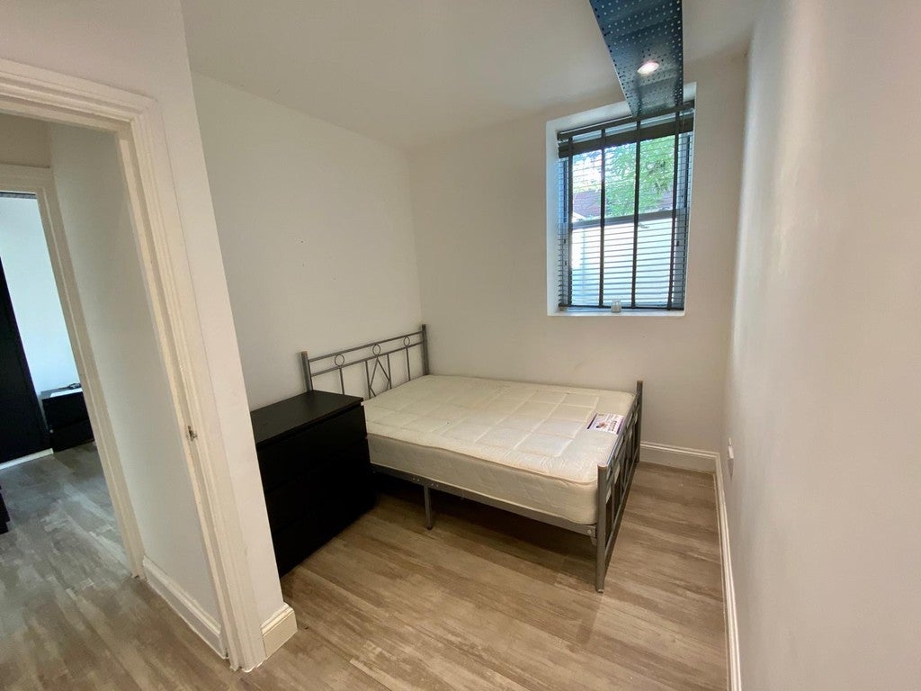 Flat Adolphus Road in Greater London
