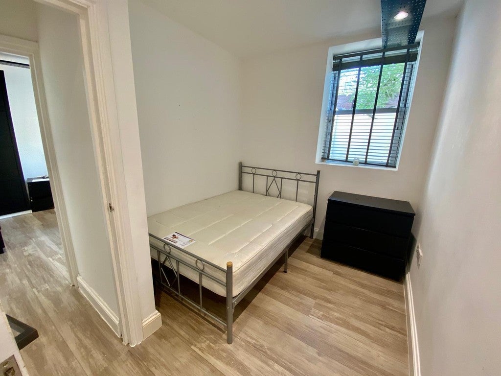 Flat Adolphus Road in Greater London