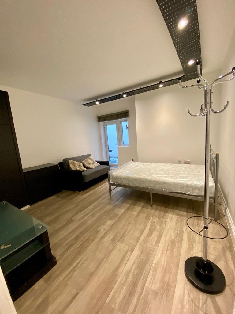 Flat Adolphus Road in Greater London