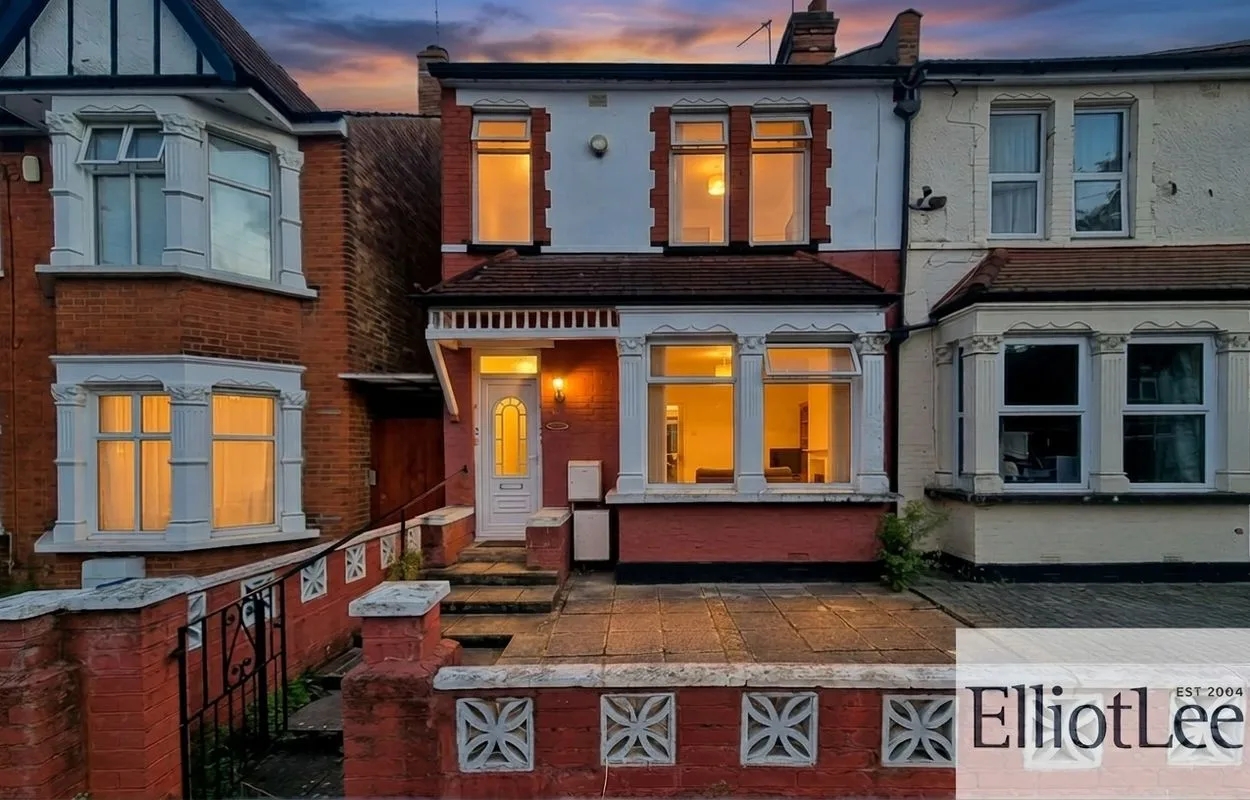 Flat Bolton Road in Greater London