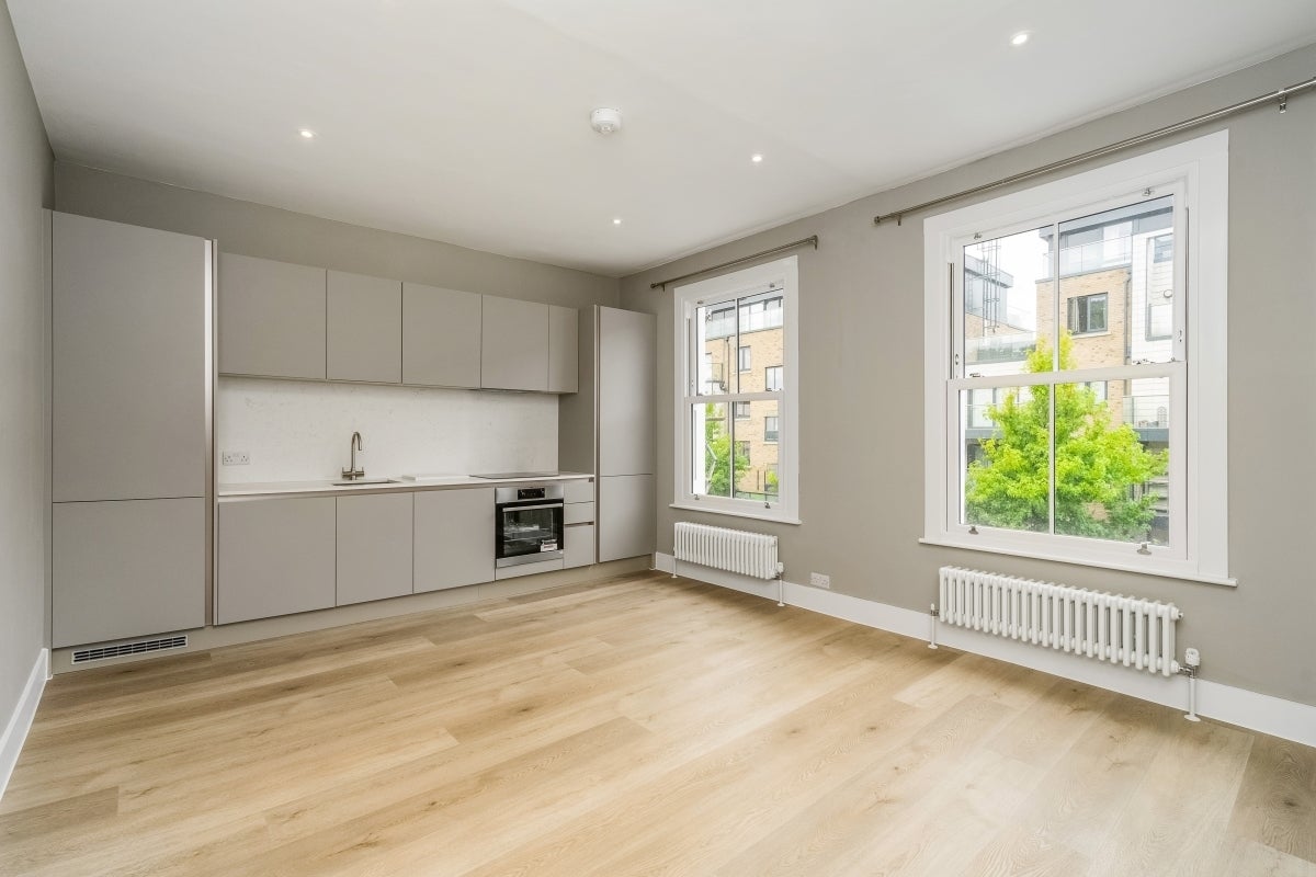 Flat Kilburn Park Road in City of Westminster