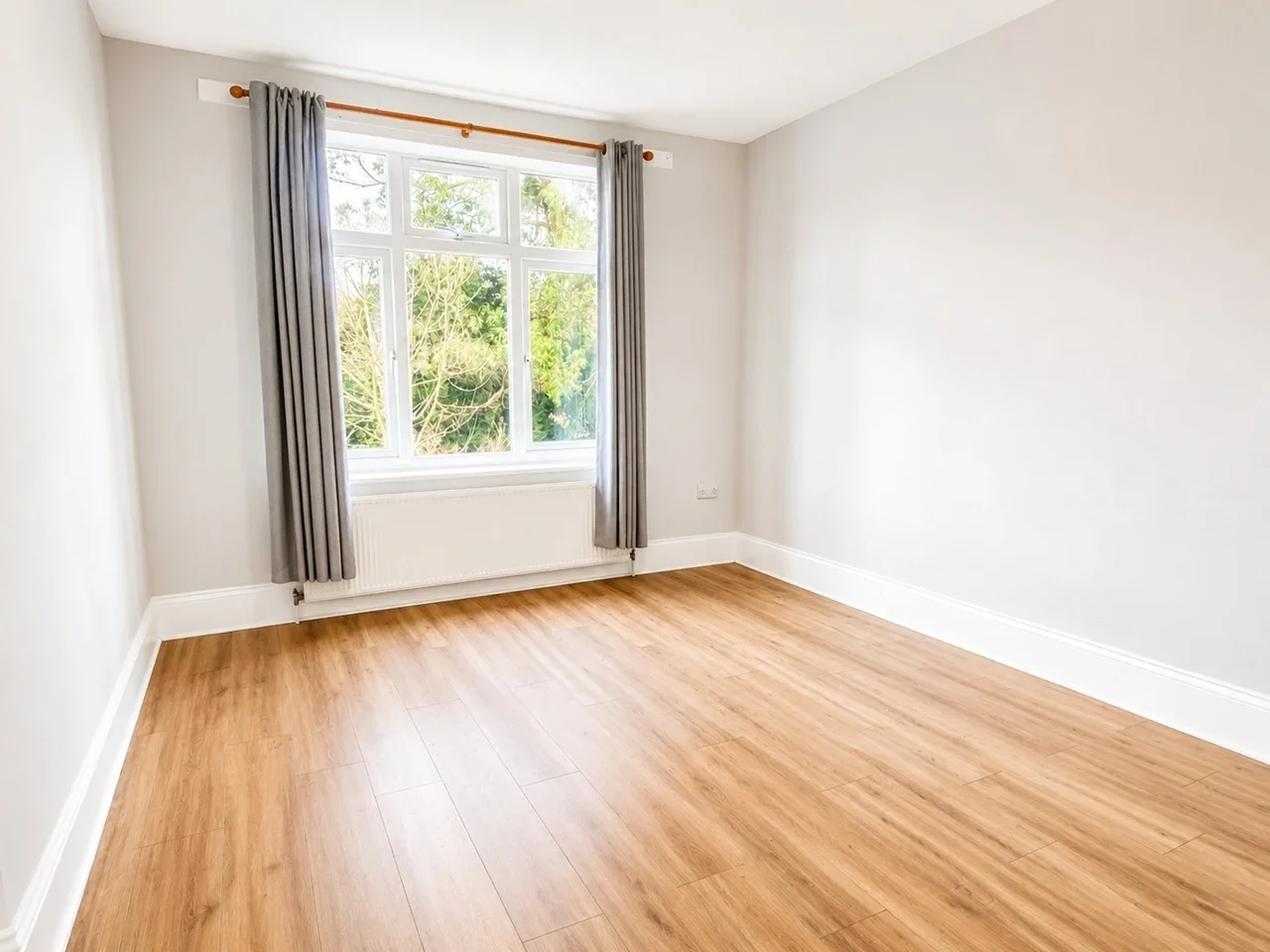 Flat Whytecliffe Road North in Greater London