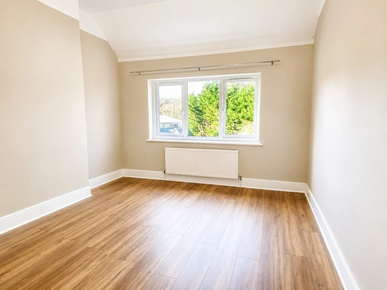 Flat Whytecliffe Road North in Greater London