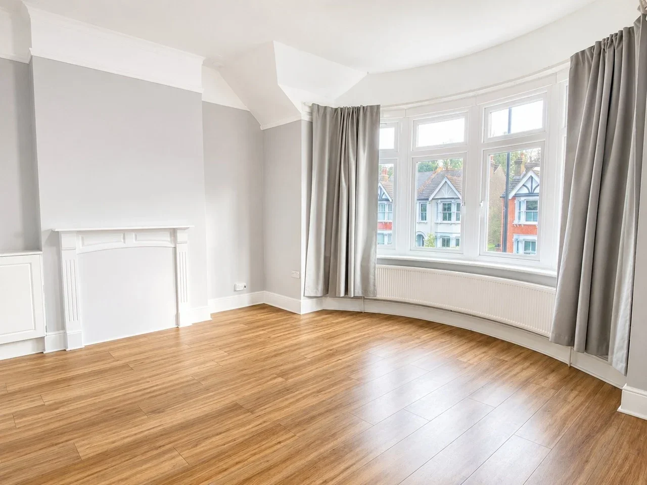 Flat Whytecliffe Road North in Greater London