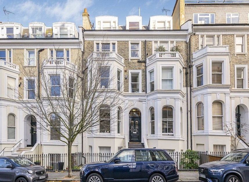 Flat Campden Hill Gardens in Greater London
