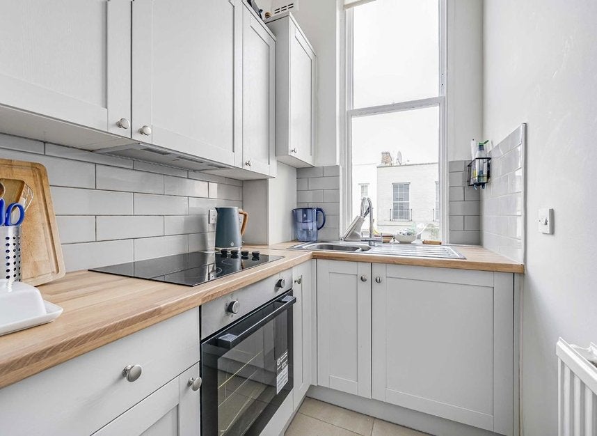 Flat Campden Hill Gardens in Greater London